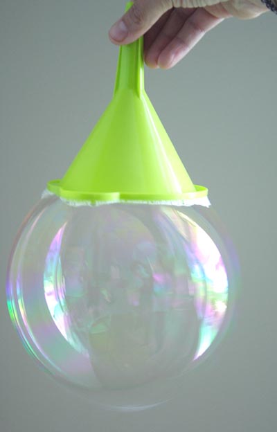 Comment réaliser des bulles de savon géantes grâce à leur (très simple)  explication scientifique